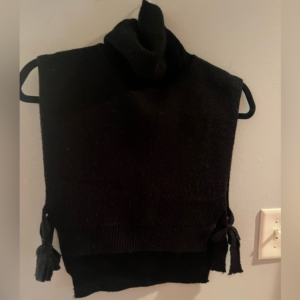 Cropped, turtleneck, black sweater vest